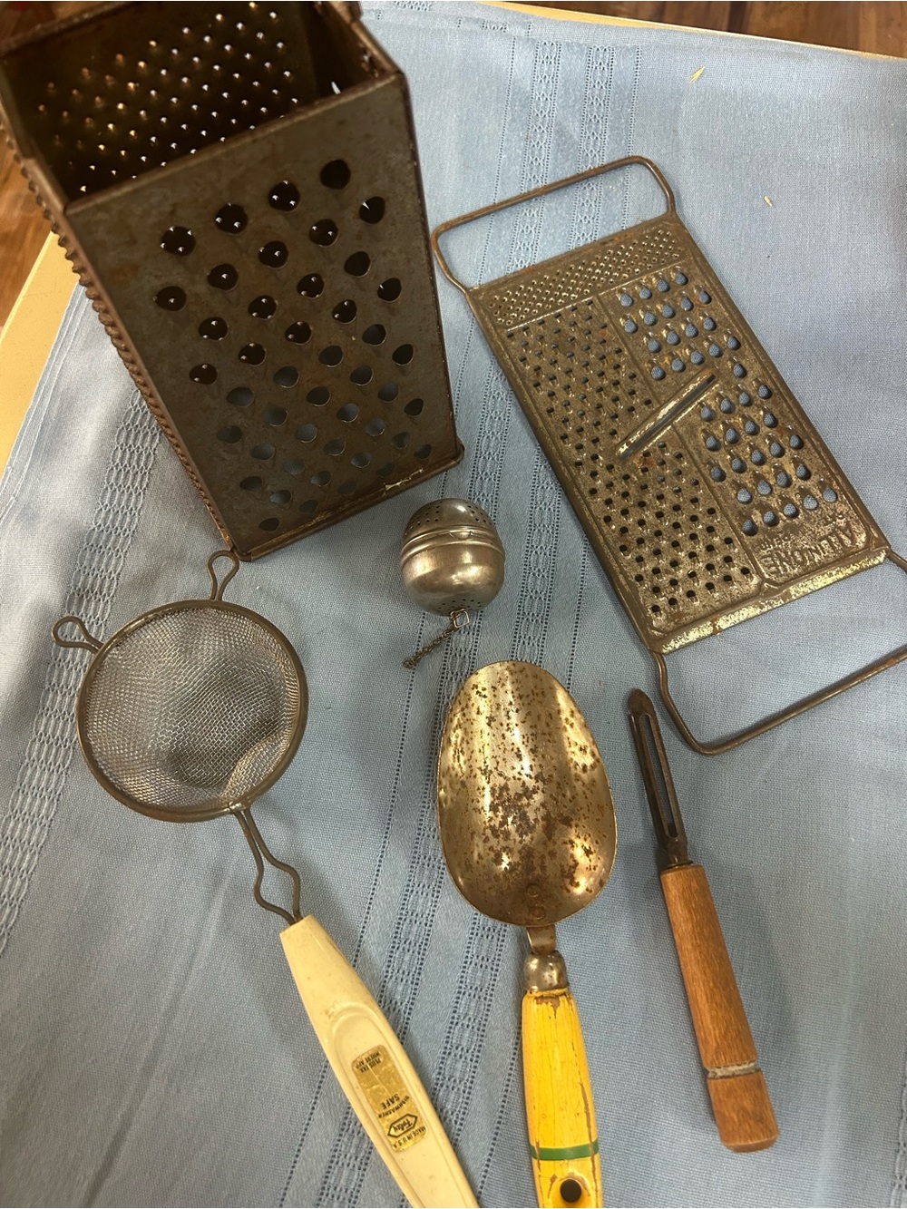 Vintage Mixed Kitchen Utensils Set - Yellow, Beige, Brown Rustic